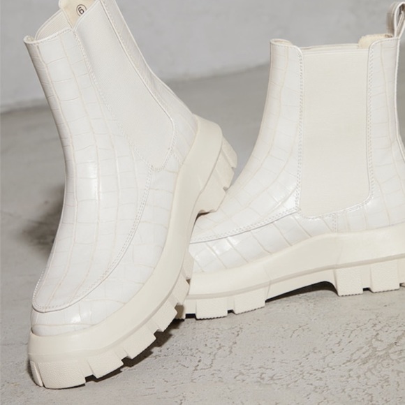 Cream Pu Croc Chunky Sole Chelsea Ankle Boots - Picture 1 of 9